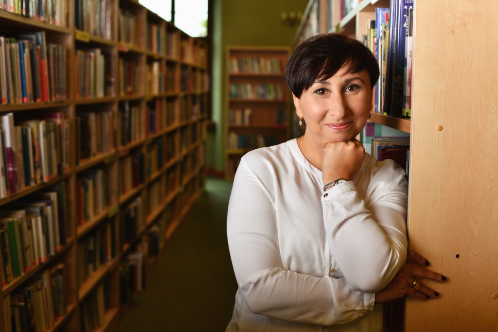 Zajęcia prowadzi Ania Pietrzak - starszy kustosz, wieloletni bibliotekarz z wykształceniem pedagogicznym, z ogromną wrażliwością i miłością do książek oraz dzieci