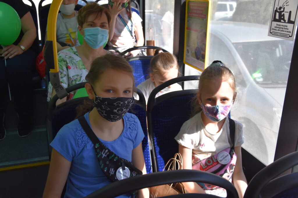 Dzieci podczas otwarcia NORWIDbusa