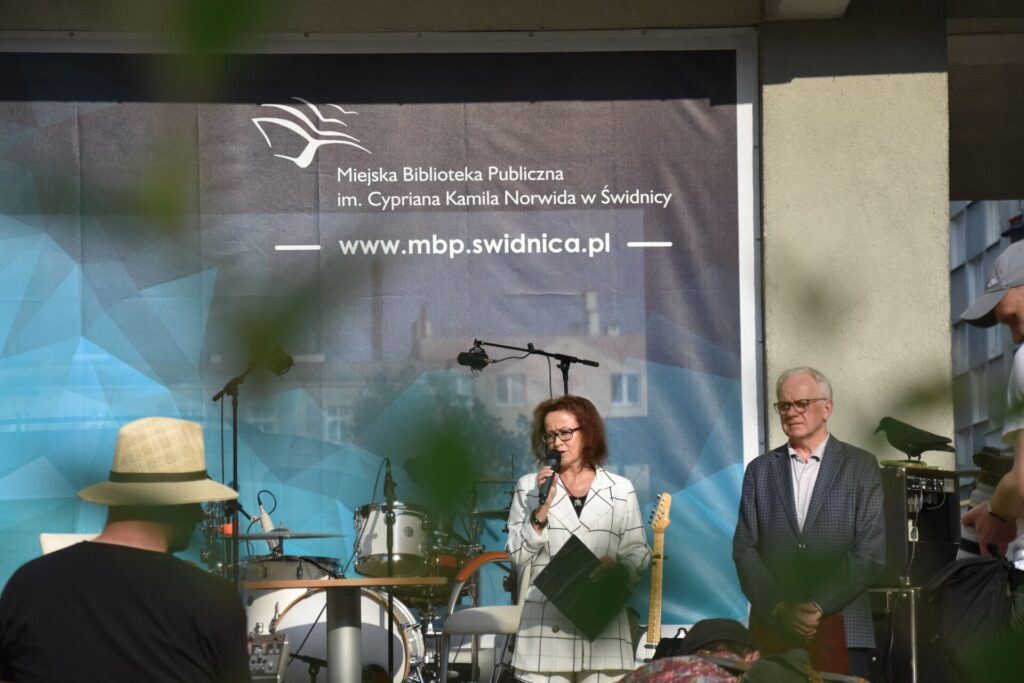 Biesiada literacka na placu z Dzikami przy bibliotece - dyrektor  Ewa Cuban i Andrzej Protasiuk rozpoczynają biesiadę