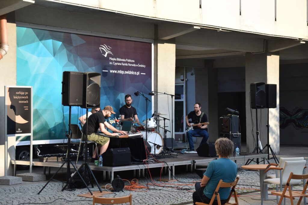 Koncert zespołu Strefa Niskich Ciśnień - na placu z dzikami, przy bibliotece