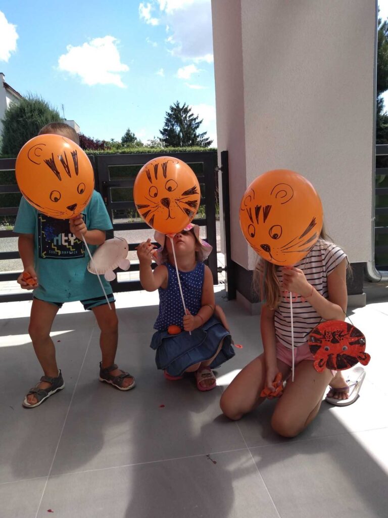 Dzieci z balonami z namalowanym tygrysem