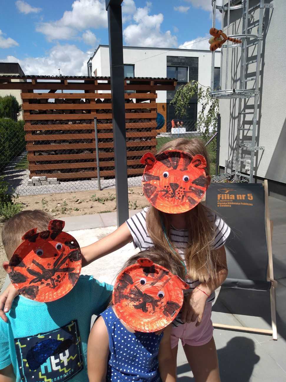 Dzieci we własnoręcznie zrobionych maskach tygrysów