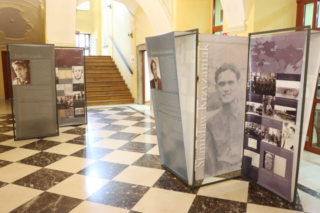 „Portrety jeńców” - wystawa prezentowana na holu w bibliotece