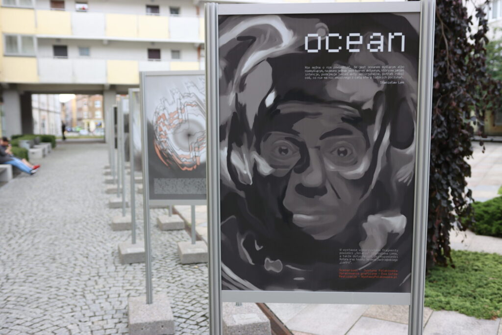 „Ocean” – niezwykła wystawa inspirowana twórczością Lema w bibliotece na skwerze z dzikami