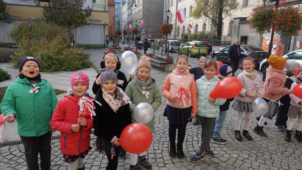 Flash mob - 11 minut poezji. Obchody 104. rocznicy odzyskania przez Polskę niepodległości. 