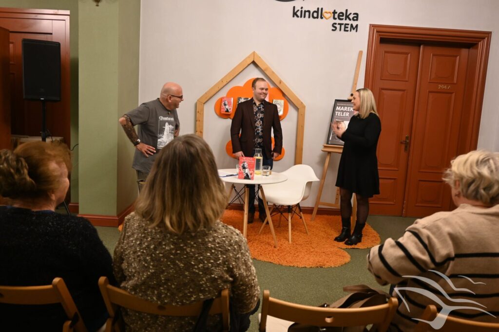 Wicedyrektor Marta Wojciechowska wita autora Marka Telera i prowadzącego Roberta Staniszewskiego.