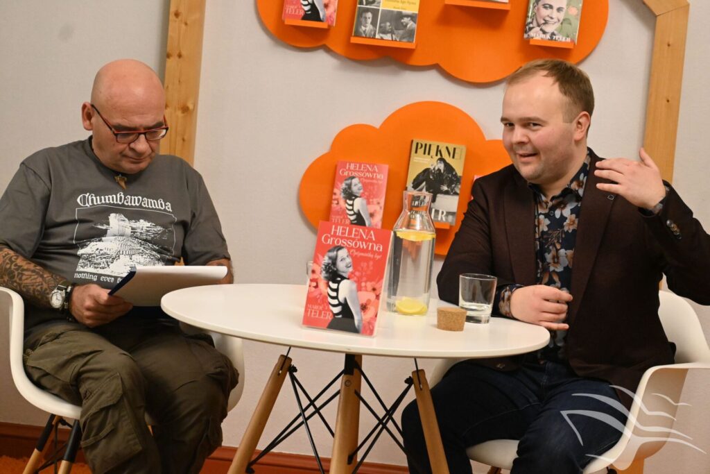 Marek Teler mówi, obok Robert Staniszewski patrzy w dół.