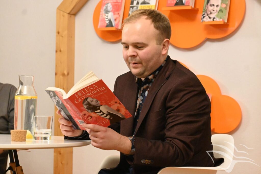 Marek Teler czyta książkę „Helena Grossówna. Optymistką być”.