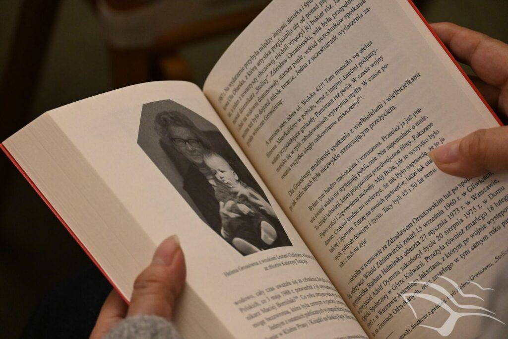 Otwarta książka. W książce zdjęcie Heleny Grossównej.