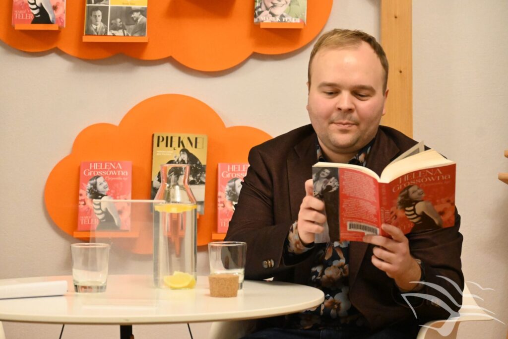 Marek Teler czyta książkę „Helena Grossówna. Optymistką być”.