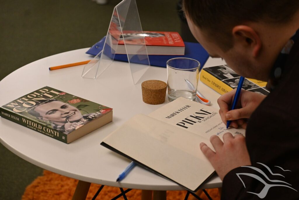 Marek Teler podpisuje książkę.