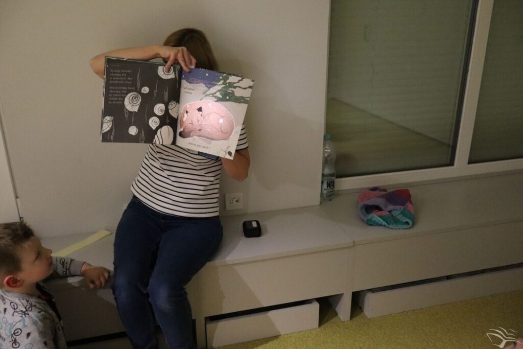 Prowadząca zajęcia pokazuje książkę.